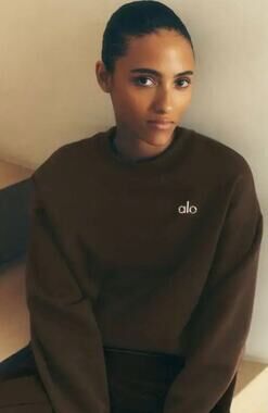 Alo Yoga Accolade Crew Neck Pullover in Espresso